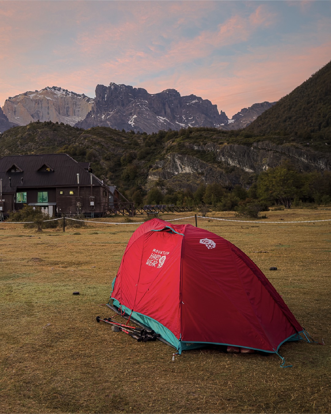  Conocé la carpa Outpost 2 de Mountain Hardwear, diseñada para quienes buscan rendimiento, resistencia y ligereza en cada aventura. Características qu...